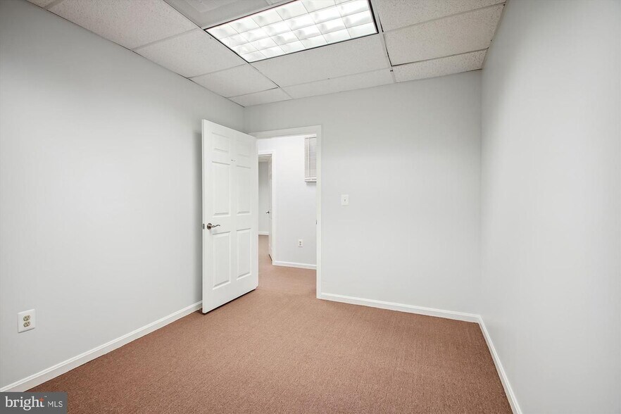 More Photos Of 8740 Cherry Ln, Laurel Light Manufacturing For Sale