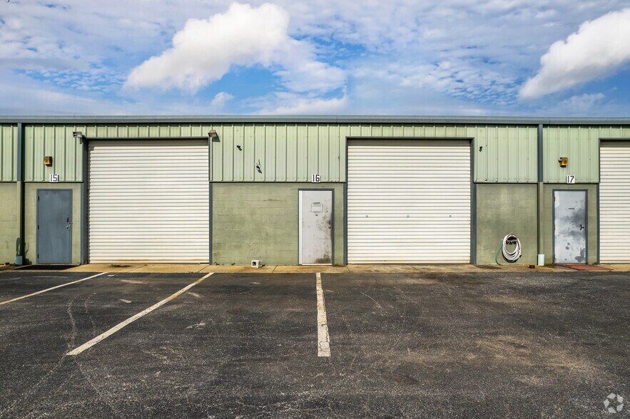 More Photos Of 12820 Daniels Dr, Clearwater Warehouse For Sale