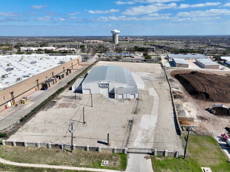 More Photos Of 6000 Split Trail Rd, Plano Warehouse For Lease