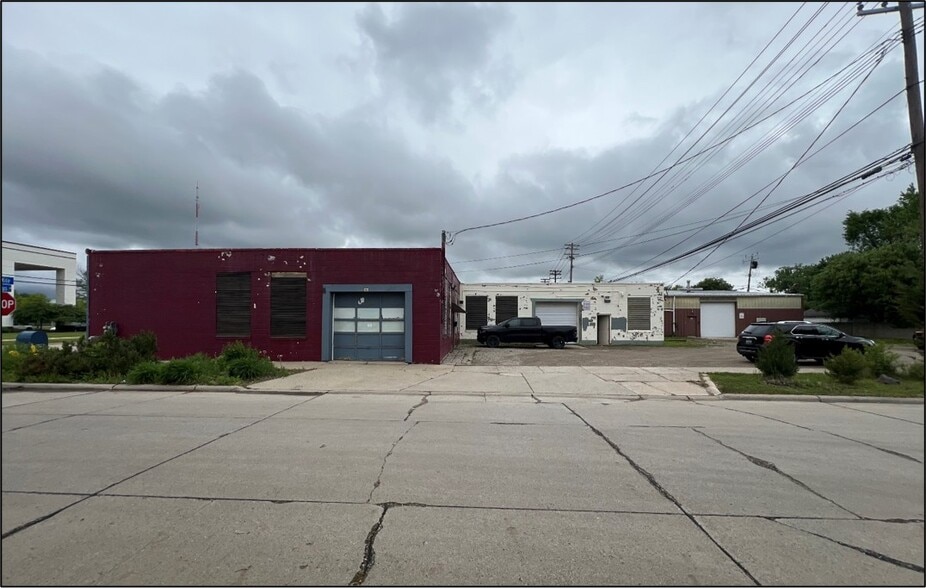 More Photos Of 3708-3750 11 Mile Rd, Berkley Distribution For Lease