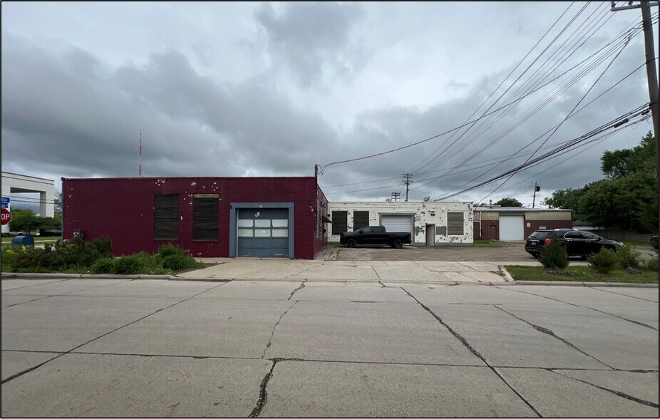 More Photos Of 3708-3750 11 Mile Rd, Berkley Distribution For Lease
