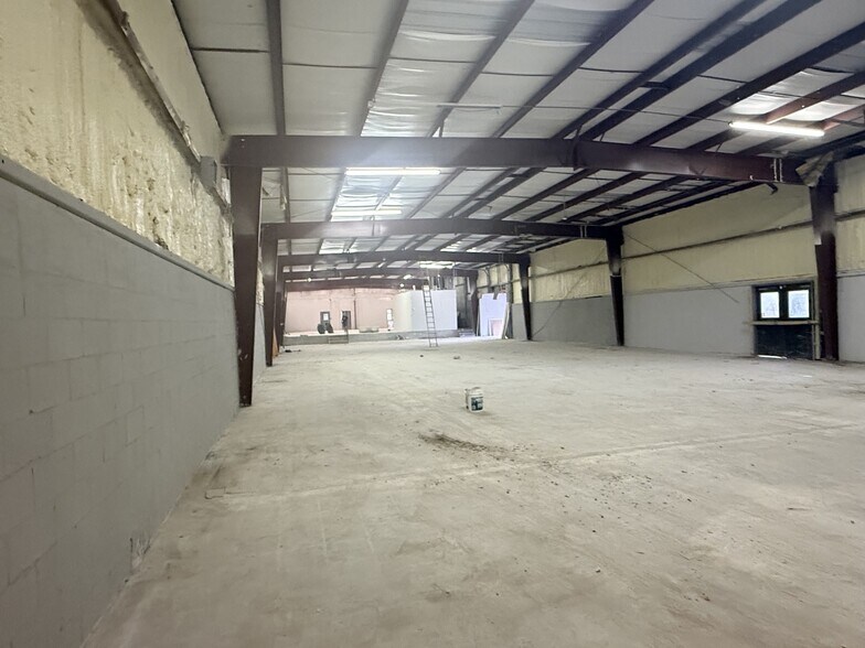 More Photos Of 7725 N Orange Blossom Trl, Orlando Warehouse For Sale