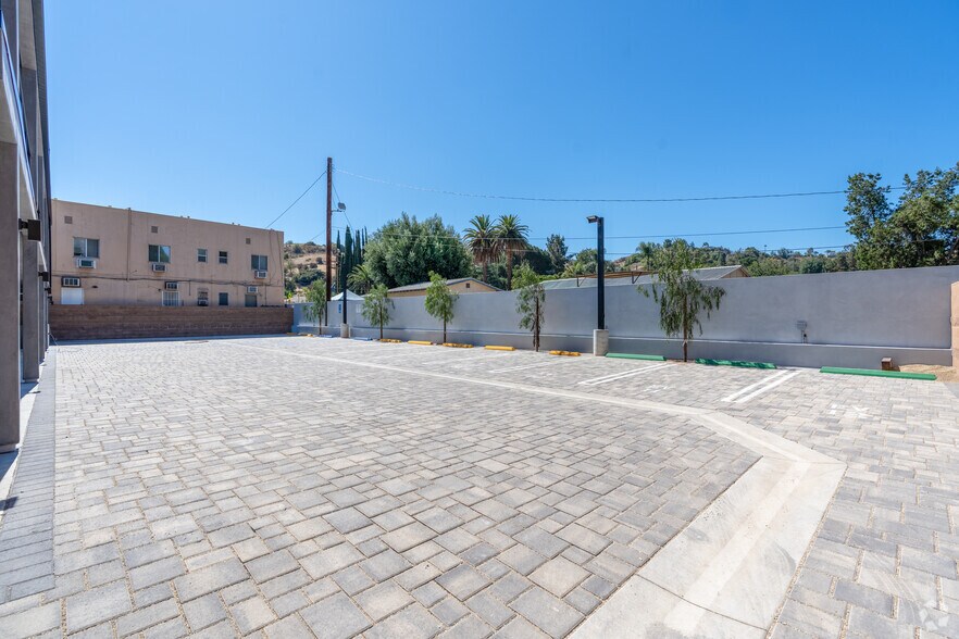 More Photos Of 9668 Sunland Blvd, Shadow Hills Medical For Lease