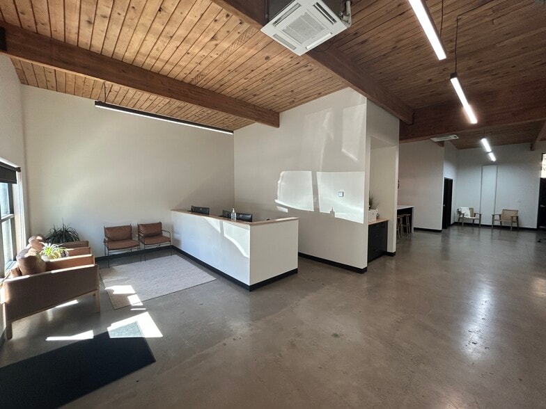 More Photos Of 5615 S Hood Ave, Portland Office For Sale