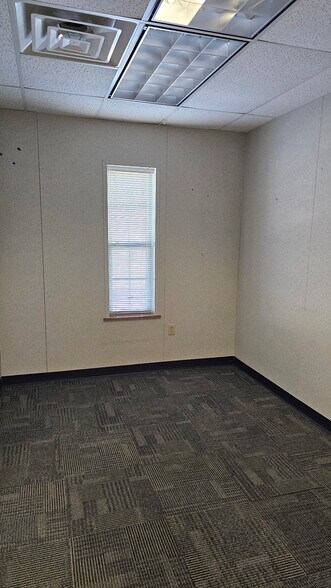 More Photos Of 19 Mcquiston Dr, Mercer Medical For Lease