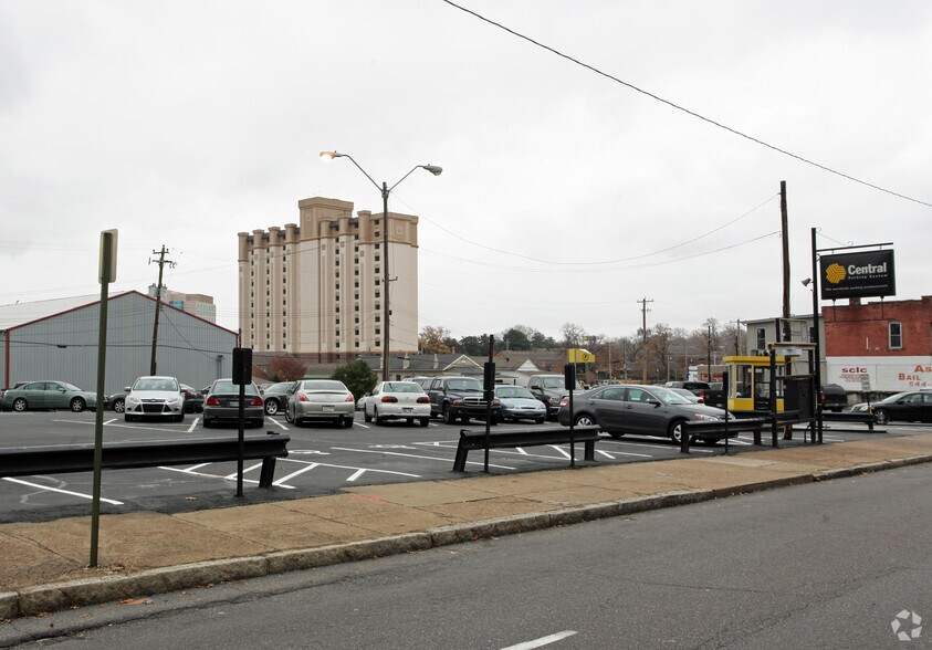 Primary Photo Of 212 Poplar Ave, Memphis Parking Lot For Sale