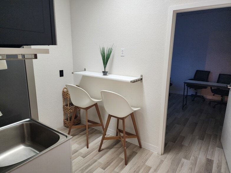 More Photos Of 6881 Kingspointe Pky, Orlando Business Park For Lease