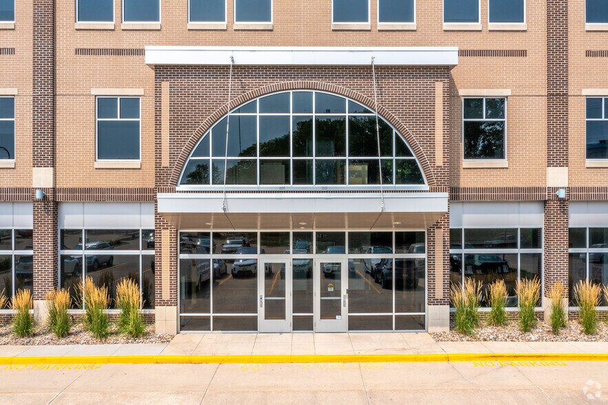 More Photos Of 1045 76th St, West Des Moines Office For Lease