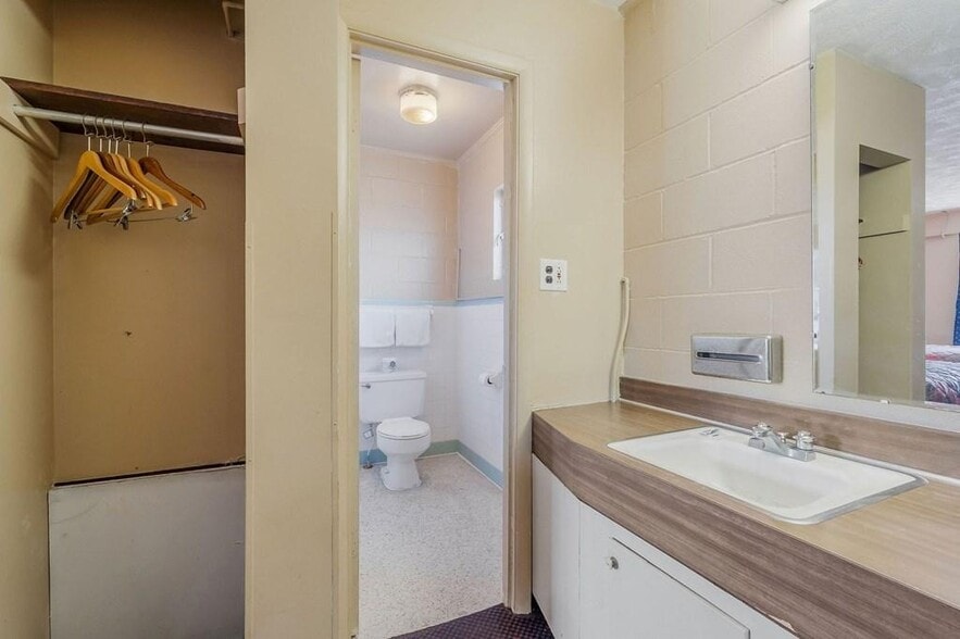 More Photos Of 1646 E Spring St, Cookeville Hotel For Sale