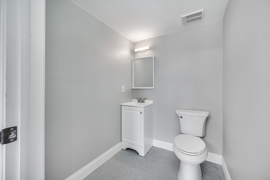 More Photos Of 12950 58th St N, Clearwater Manufacturing For Lease