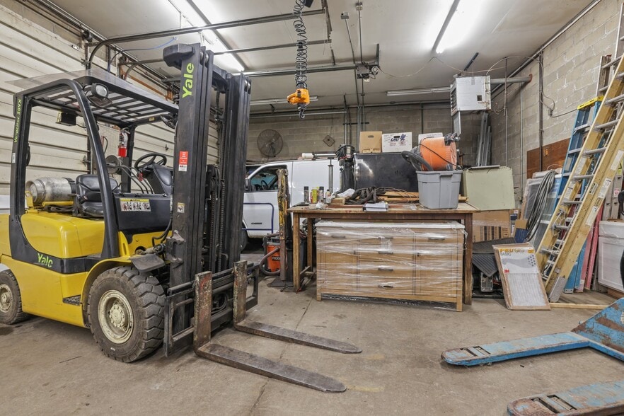 More Photos Of 1890 S High St, Columbus Light Distribution For Sale