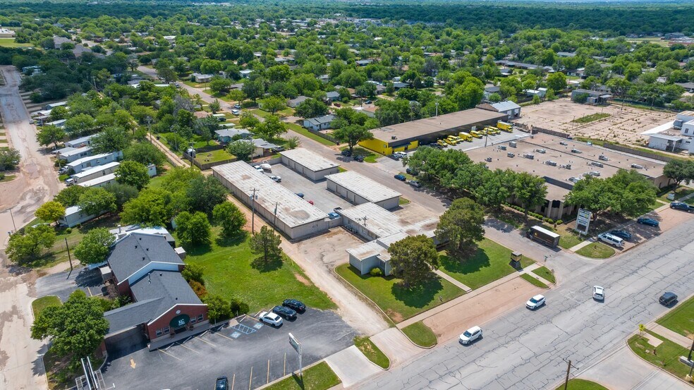 More Photos Of 209 S Pioneer Dr, Abilene Flex For Sale