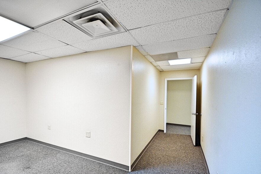 More Photos Of 109-111 N River St, Seguin Office For Lease