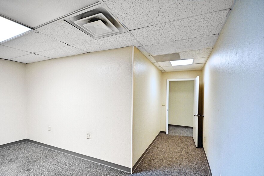 More Photos Of 109-111 N River St, Seguin Office For Sale