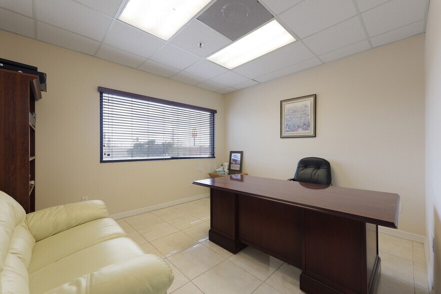More Photos Of 305 Expressway 83, Mission Medical For Lease
