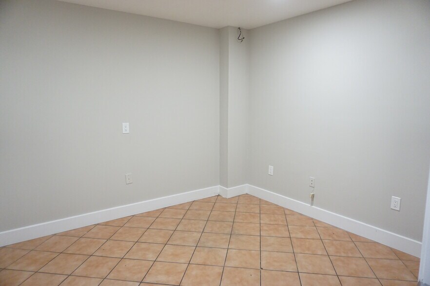 More Photos Of 5603 Northdale St, Houston Warehouse For Lease