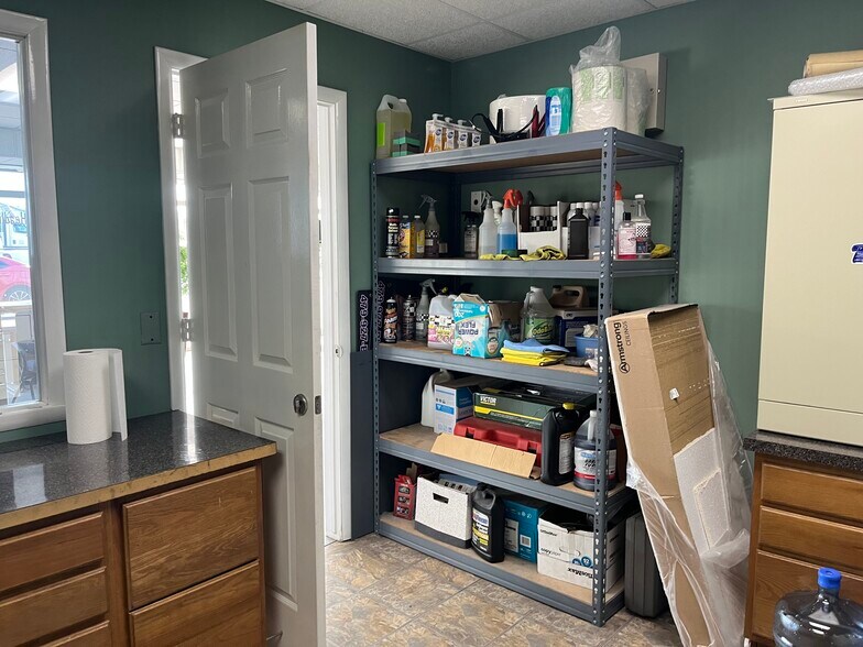 More Photos Of 3504 S Thompson St, Springdale Freestanding For Sale