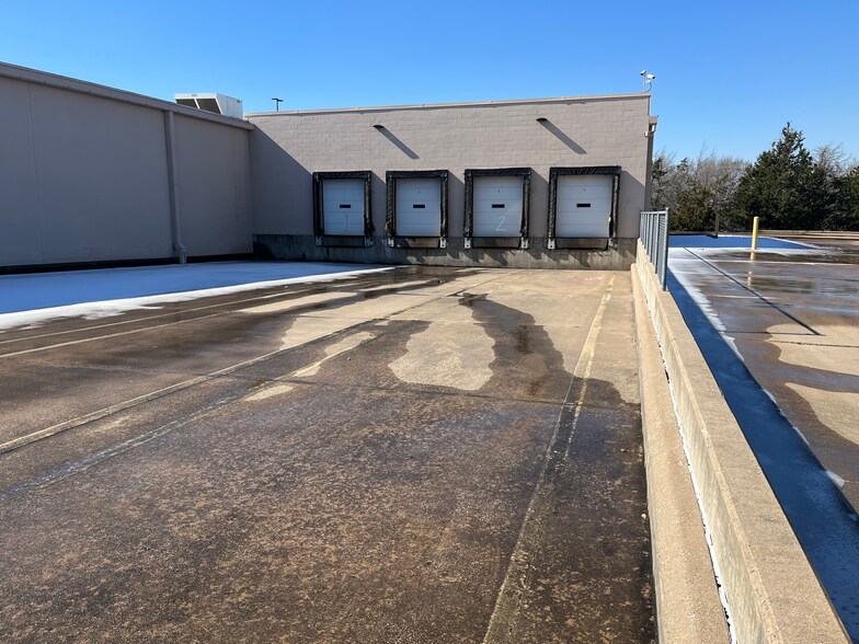 More Photos Of 3155 W Wheatland Rd, Dallas Freestanding For Sale