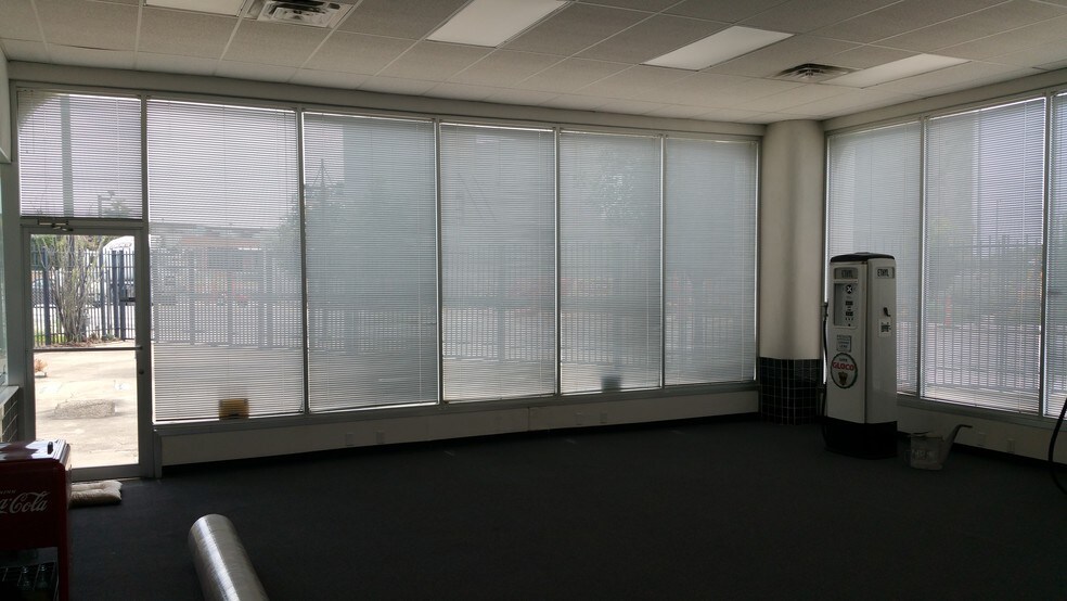 More Photos Of 904 Cadiz St, Dallas Office For Sale