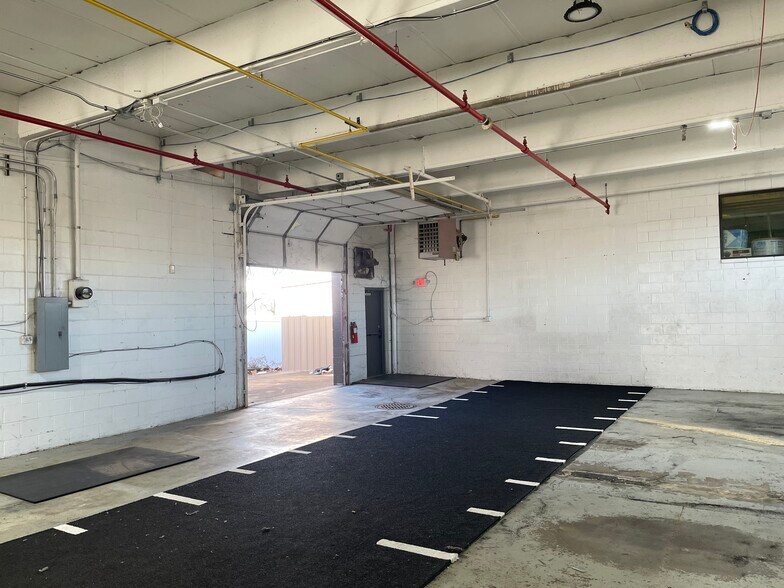 More Photos Of 5301-5323 Northrup Ave, Saint Louis Flex For Lease