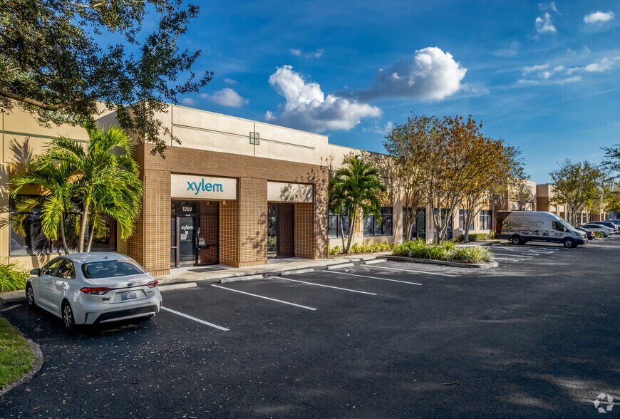 More Photos Of 9843 18th St N, Saint Petersburg Flex For Lease