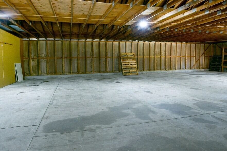 More Photos Of 4085 Herner County Line Rd, Southington Showroom For Sale