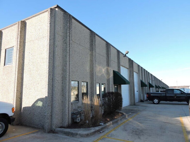 More Photos Of 450-588 W 5th Ave, Naperville Warehouse For Lease