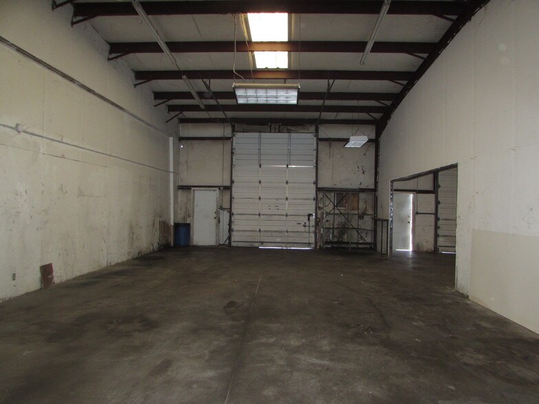 More Photos Of 410-412 Elwood Rd, Irving Warehouse For Lease