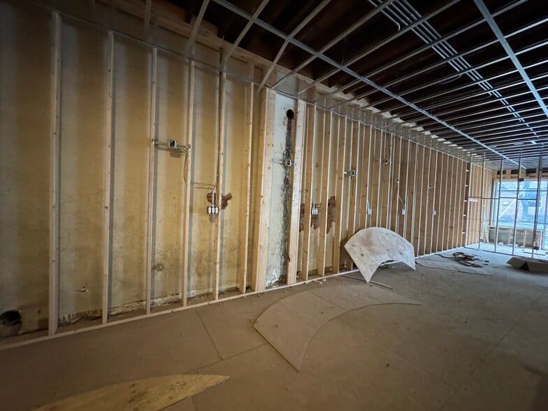 More Photos Of 1800 Rozzelles Ferry Rd, Charlotte Storefront For Lease