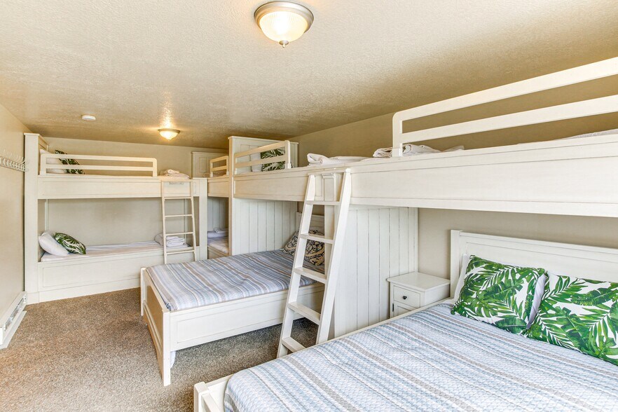 More Photos Of 40 Christa Circle cir, Garden City Specialty For Sale