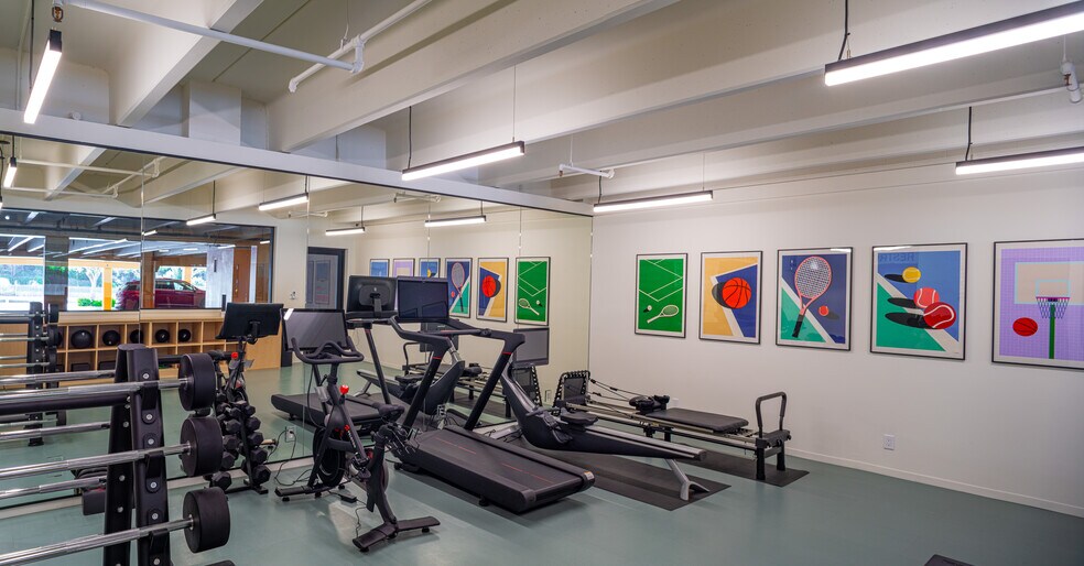 More Photos Of 4444 W Lakeside Dr, Burbank Office For Lease