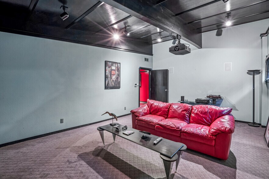 More Photos Of 4931 Douglas Ave, Des Moines General Retail For Sale