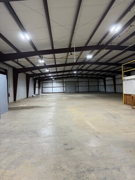 More Photos Of 6100 Conveyor Dr, Burleson Warehouse For Lease
