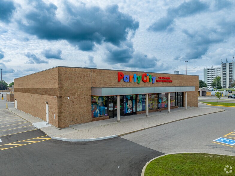 More Photos Of 225-227 Vodden St, Brampton Unknown For Lease