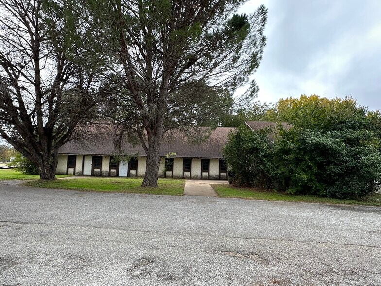 More Photos Of 1505 E Henderson St, Cleburne Office For Sale