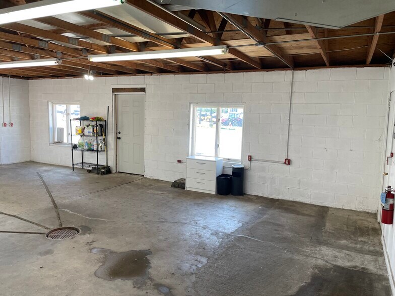 More Photos Of 263 Broadway Ave, Bedford Auto Dealership For Lease
