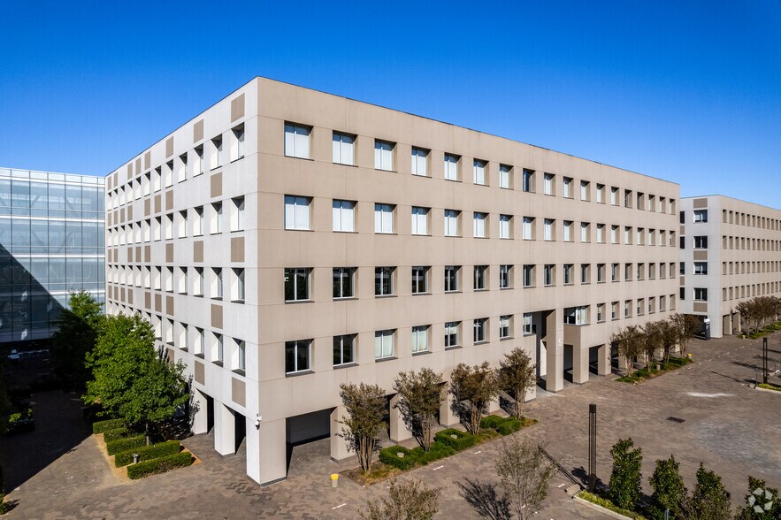 More Photos Of 1500 Solana Blvd, Westlake Unknown For Lease