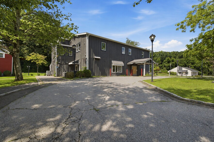More Photos Of 56 Westchester Ave, Pound Ridge Freestanding For Lease
