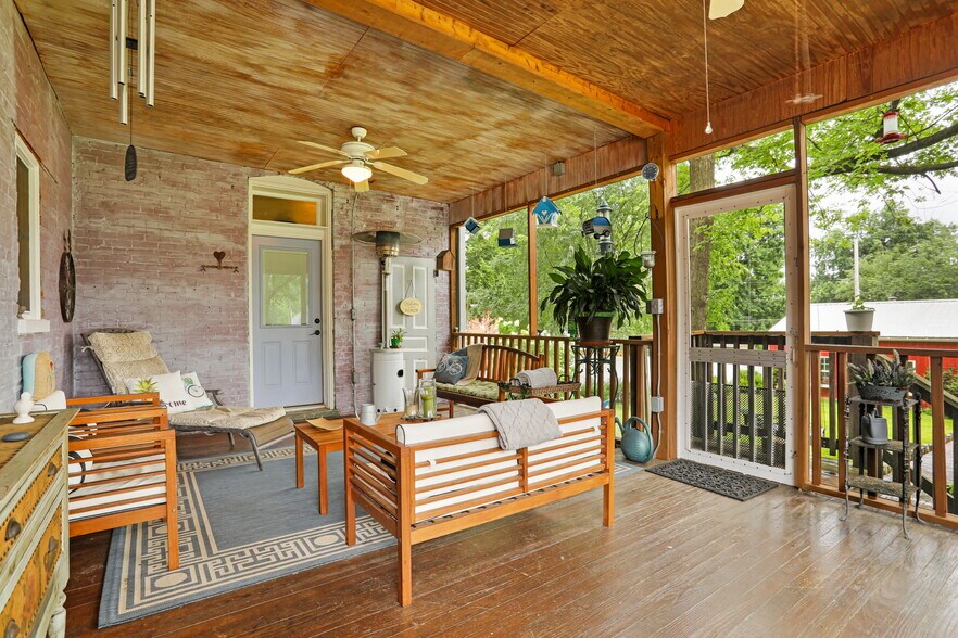 More Photos Of 504 W 5th St, Washington Hospitality For Sale