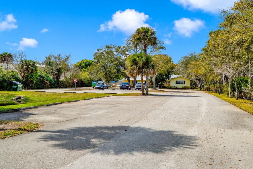 More Photos Of 1285 6th Ave, Vero Beach General Retail For Sale