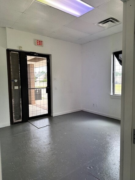 More Photos Of 11102 N Stratford Dr, Oklahoma City Office For Lease