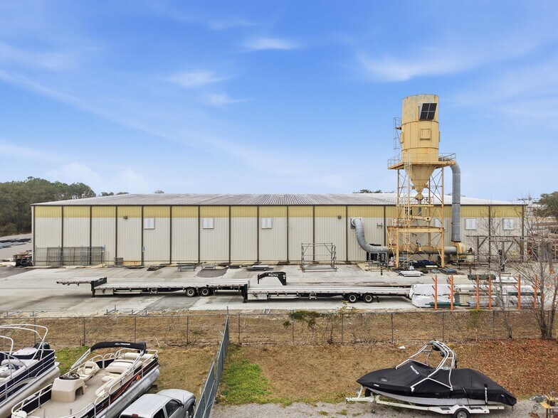 More Photos Of 263-271 Southridge Industrial Dr, Tavares Warehouse For Lease