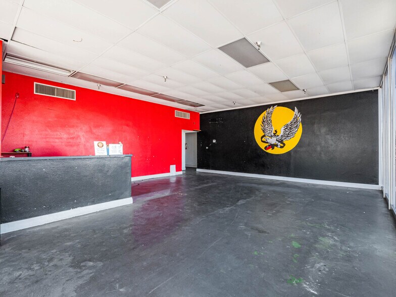 More Photos Of 1016 W Church St, Orlando Showroom For Lease