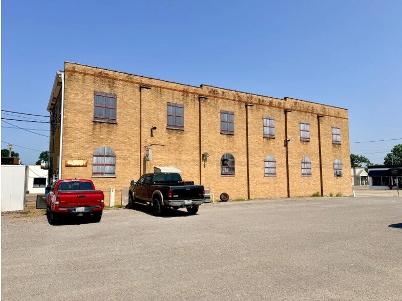 More Photos Of 150 W Yoakum Ave, Chaffee Storefront For Sale