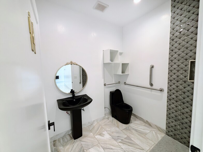 More Photos Of 1025 N Central Ave, Phoenix General Retail For Lease