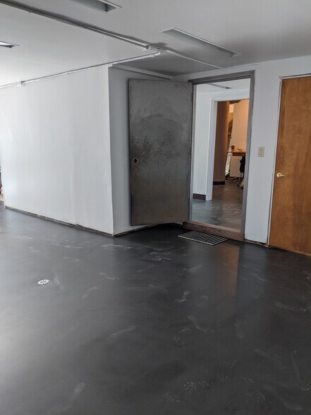 More Photos Of 6575-6577 N Avondale Ave, Chicago Service For Lease