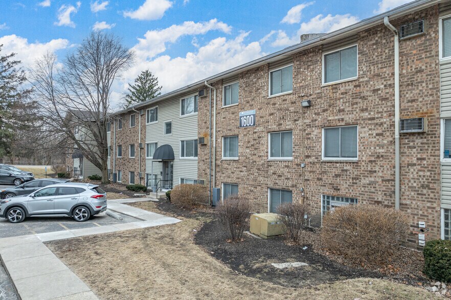 Primary Photo Of 1615 Arbor Ln, Crest Hill Apartments For Sale