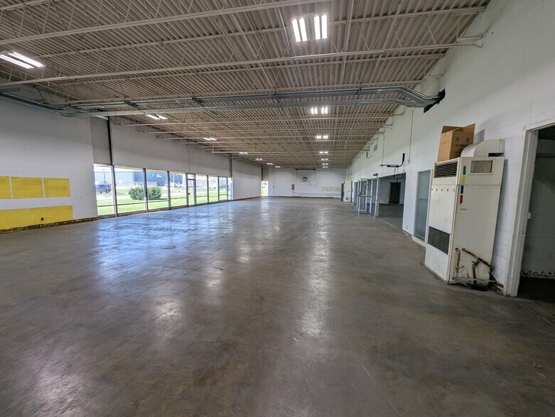 More Photos Of 2701 Delaware Ave, Des Moines Warehouse For Sale