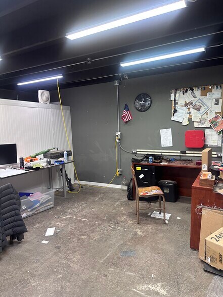 More Photos Of 601 E 10th St, Alton Warehouse For Sale