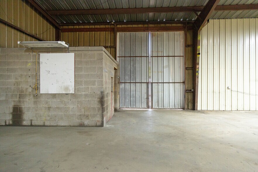 More Photos Of 211 S Austin St, Hutchins Flex For Sale